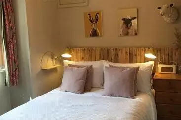 Appartements touristiques Romantic, Secluded Cottage In Cardinham Woods, Cornwall