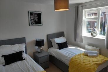 شقق خاصة سياحية Stamford Redcot Gardens Stylish 2 Bed Family Town House With Parking