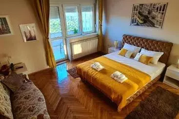 آپارتمان‌های توریست‌ها Windows City Apartment