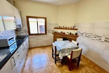 آپارتمانهای توریستها Lovely Spacious Apartment In The Center Vilaflor