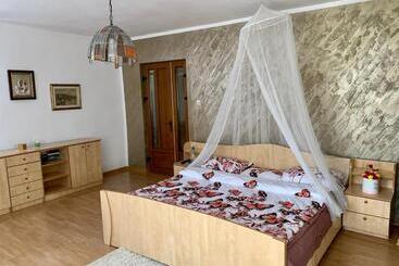 آپارتمانهای توریستها Casa Din Livada