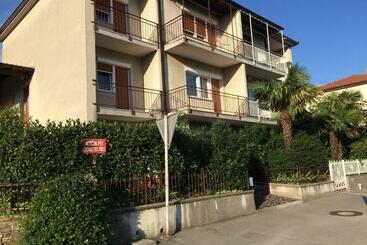 پانسیون Rooms And Apartment Lia