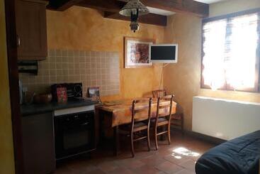 Le Vieux Mas Du Domaine De Pontet Fronzele