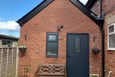 Turistihuoneistot The Snug In Cheltenham, Leckhampton   A Cosy & Unique Space