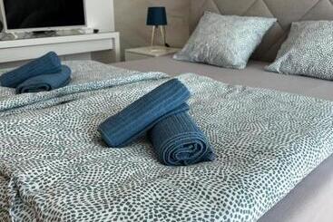 Turistlägenheter Lakeside Home