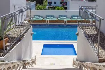 هتل La Brezza Suite &