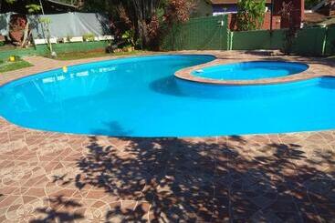 تختخواب و صبحانه Steve S House