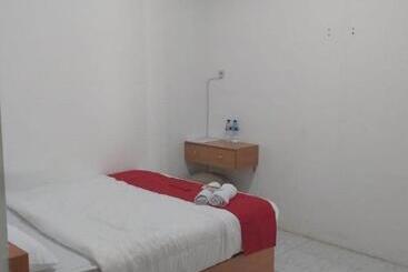 Отель Reddoorz Near Gor Uny