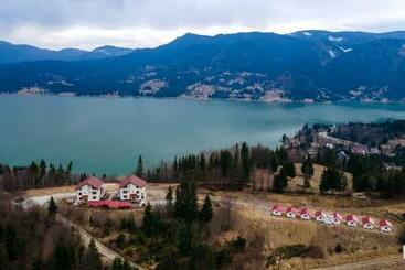 Pensiunea Farmecul Naturii și Căsuțe Individuale De închiriat Colibița