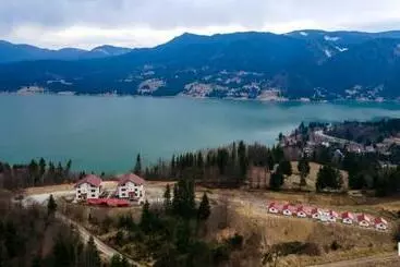 Pensiunea Farmecul Naturii și Căsuțe Individuale De închiriat Colibița