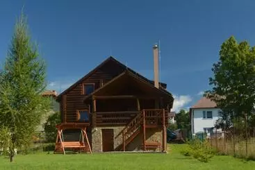Turistlejligheder Trinity Log Cabin Wellness Resort