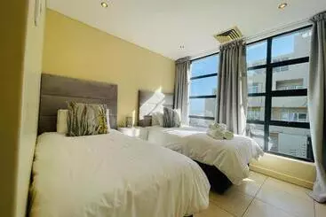 ツーリストアパートメント Umdloti   On The Beach! Private & Central. Sleeps 8