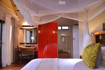 هتل Victoria Falls Safari Suites