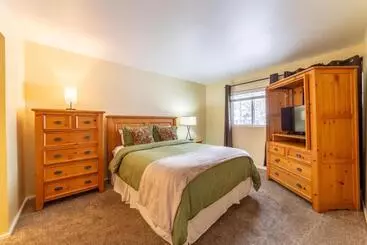 ツーリストアパートメント 292   Pet Friendly Mammoth Condo Pool Spa