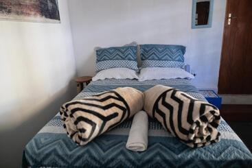 Hostel Yellow House Mg