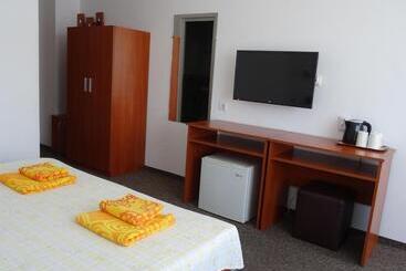 פנסיון Dobrevi Guest House