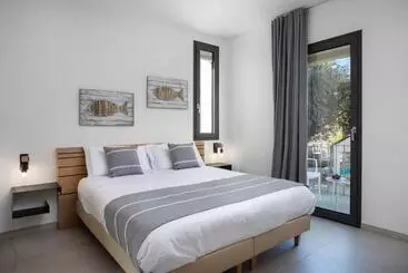 ペンション The Square Cannigione