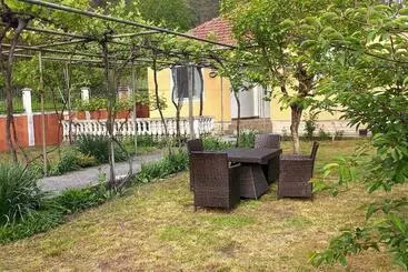 آپارتمان‌های توریست‌ها Authentic Village House Virpazar