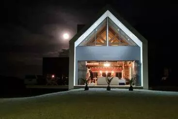 Vakantie-appartementen Skye Coastal House Beachfront Living