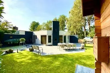 ツーリストアパートメント Strandhuisje Ermerzand