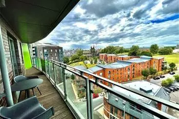 ツーリストアパートメント Chic Leeds City Apartment, Free Parking, Balcony