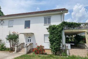 ツーリストアパートメント Imanje Pavlicic   Vila Jovanka