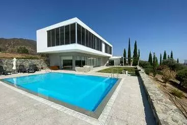 Turistihuoneistot Luxury Villa Pluto Stunning Mountain Views