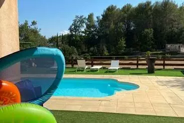 ツーリストアパートメント Grande Villa Avec Piscine Sous Les Chênes