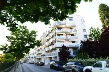 ツーリストアパートメント Rochambeau   Moderne   Face Aux Thermes   Parking