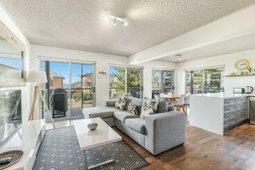 Жильё для туристов Yamba 58   Modern Apartment With Ocean Views