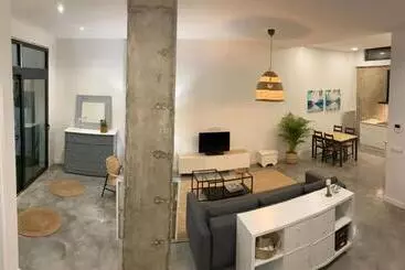 Turistihuoneistot Acogedor Apartamento En Semisótano Con Patio Y Cerca De La Plaza De España