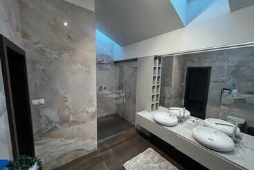 ツーリストアパートメント Apartmán S Vírivkou V Centre Banská Bystrica