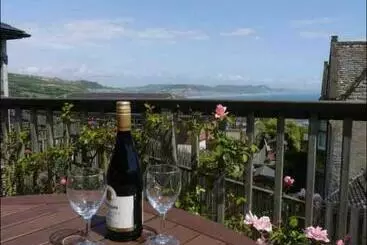 Apartaments turístics Fantastic Spacious House With Beautiful Panoramic Views Of The Bay Only A Few Minutes Walk From Beac