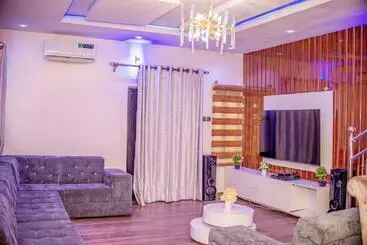 آپارتمان‌های توریست‌ها Luxury 3 Bedroom Duplex Fast Wifi & 247power