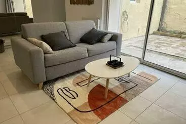 Turist apartmanları Appartement Climatisé Avec Cour En Centre Ville