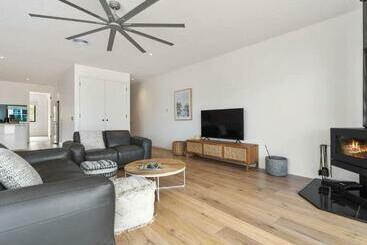 דירות לתיירים The Helm Marina