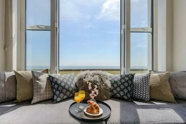 Apartamenty turystyczne Beachfront Compact Coastal Crib, Direct Sea Views & Air Conditioning