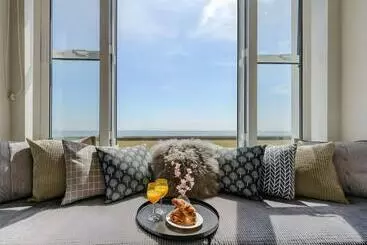 Turistihuoneistot Beachfront Compact Coastal Crib, Direct Sea Views & Air Conditioning