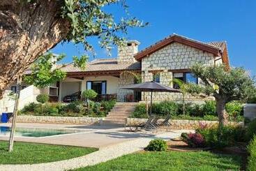 דירות לתיירים Chrystallia Holiday Villas