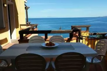 آپارتمانهای توریستها The Terrace Above The Sea