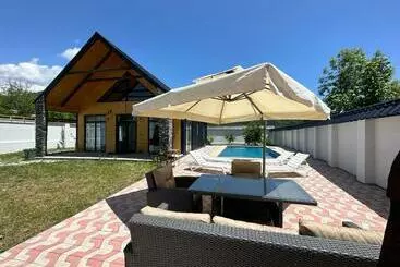 آپارتمان‌های توریست‌ها Qafqaz Suite Wood Stack