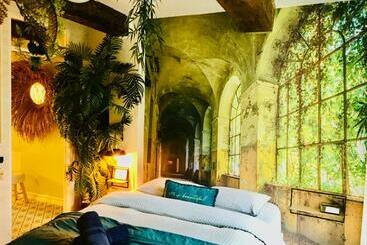 Apartamente turistice Me And Mrs Jones Suite Jacuzzi Hypercentre