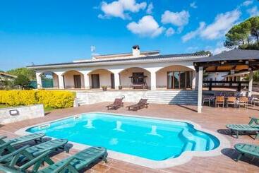 Turistihuoneistot Vivalidays Villa Kiros