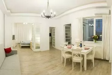 Turistihuoneistot White Nights Of Old Town Bucharest