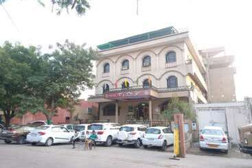 בית מלון כפרי Goroomgo Taj View Agra