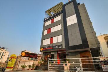 Oyo Townhouse 263 Hotel Luxurs Shri Gopal Nagar