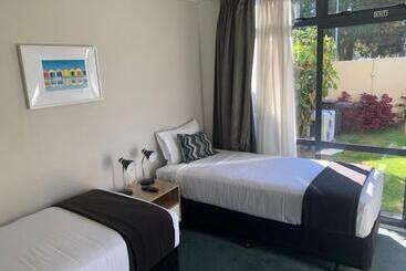 בית מלון כפרי Academy Motor Inn