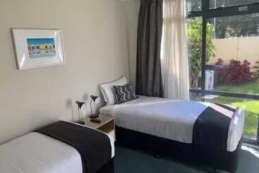 בית מלון כפרי Academy Motor Inn