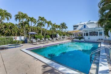 هتل Sunshine On My Shoulders