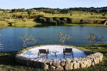 וילות Lake Vilas Charm